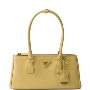 Prada medium Galleria in Vanilla